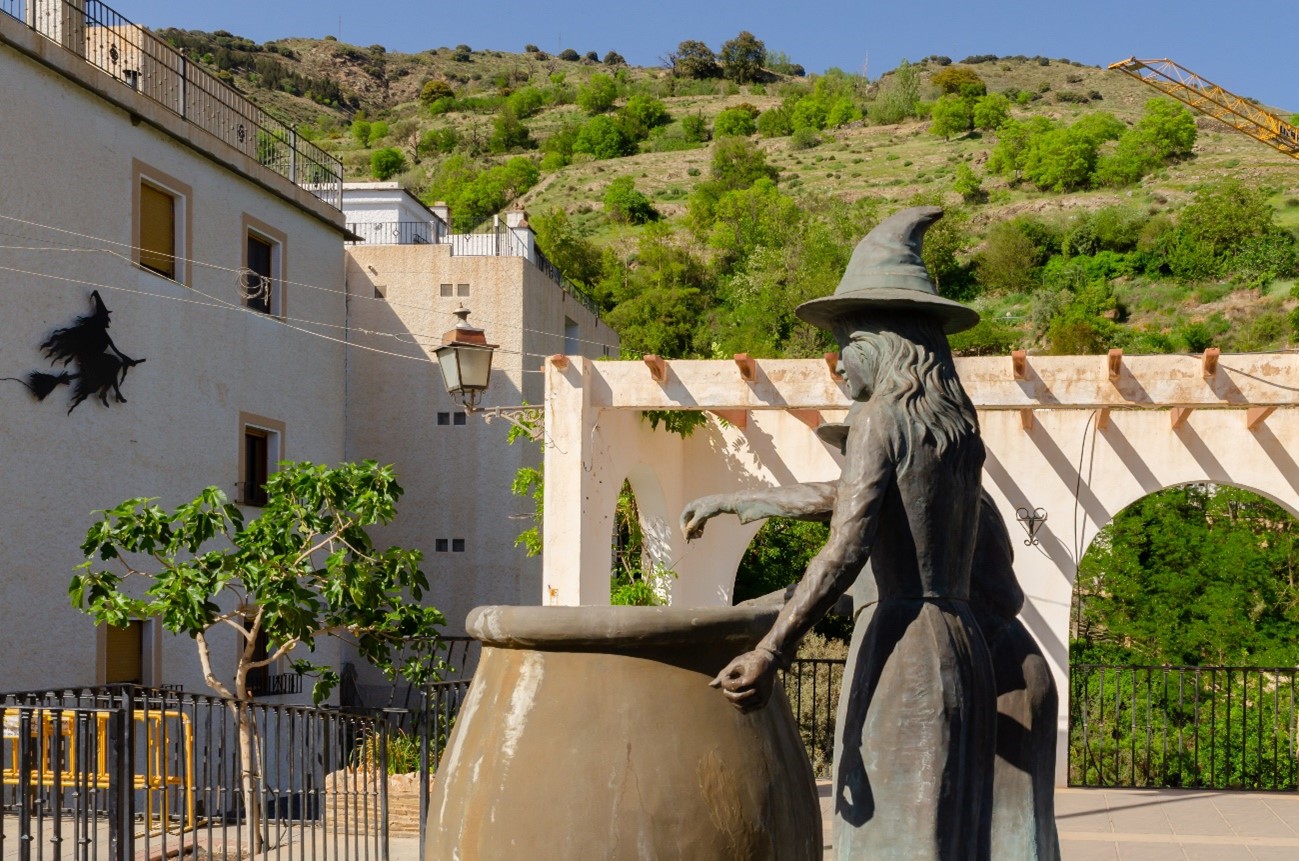 Estatua de la bruja Baba Yaga en Soportújar (Granada).