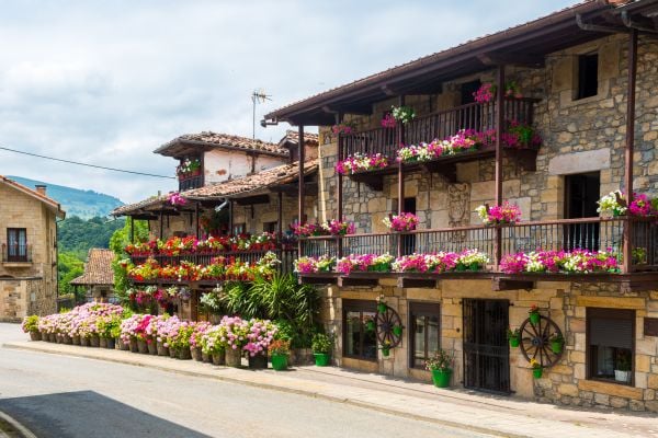 Casa típica con balcones y flores en Liérganes, Cantabria