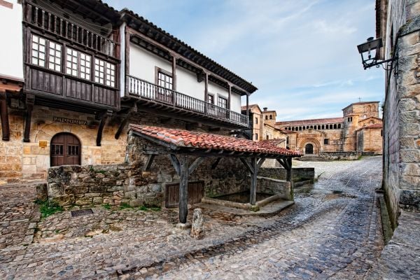 Lavadero y colegiata en Santillana del Mar, Cantabria