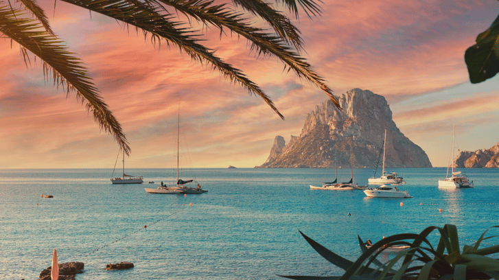 Uno de los icónicos atardeceres sobre el Mediterráneo en Ibiza.