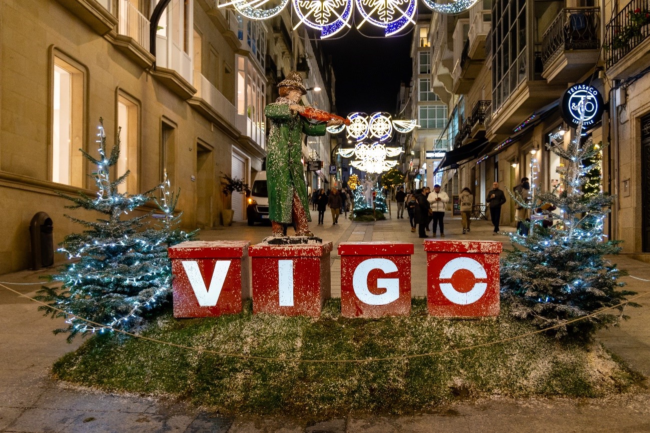 Panorámica de una calle céntrica, con el tradicional alumbrado navideño de Vigo
