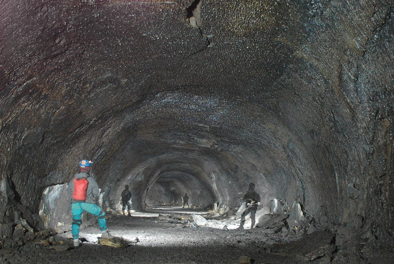 cueva volcanica caños de fuego la palma